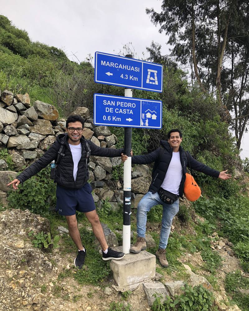 Edson y Alex, fundadores de Ají Panca, en el camino a Marcahuasi en sus tiempos de Viajeros Empedernidos