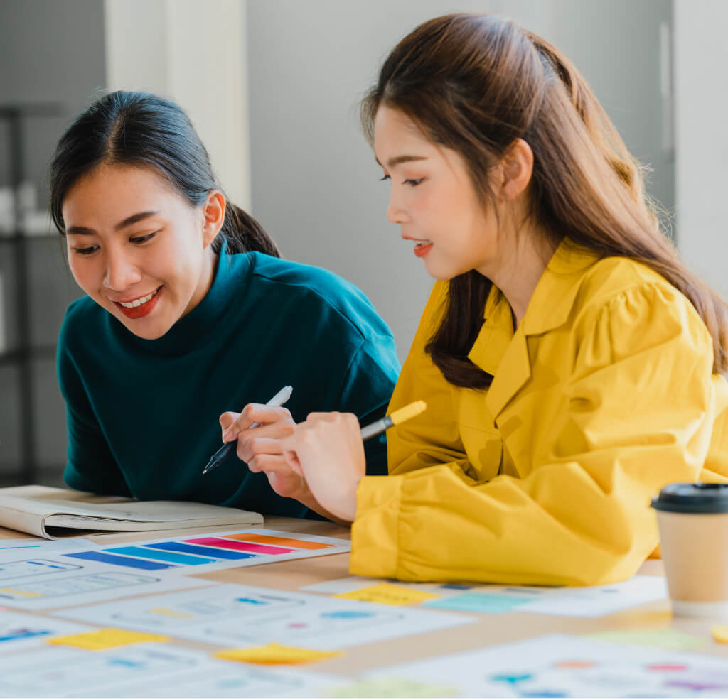 asian-businessmen-and-businesswomen-meeting