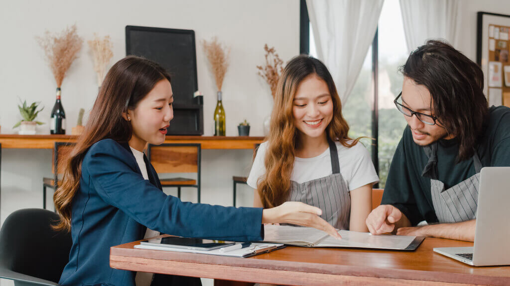 asian-businessmen-and-businesswomen-meeting